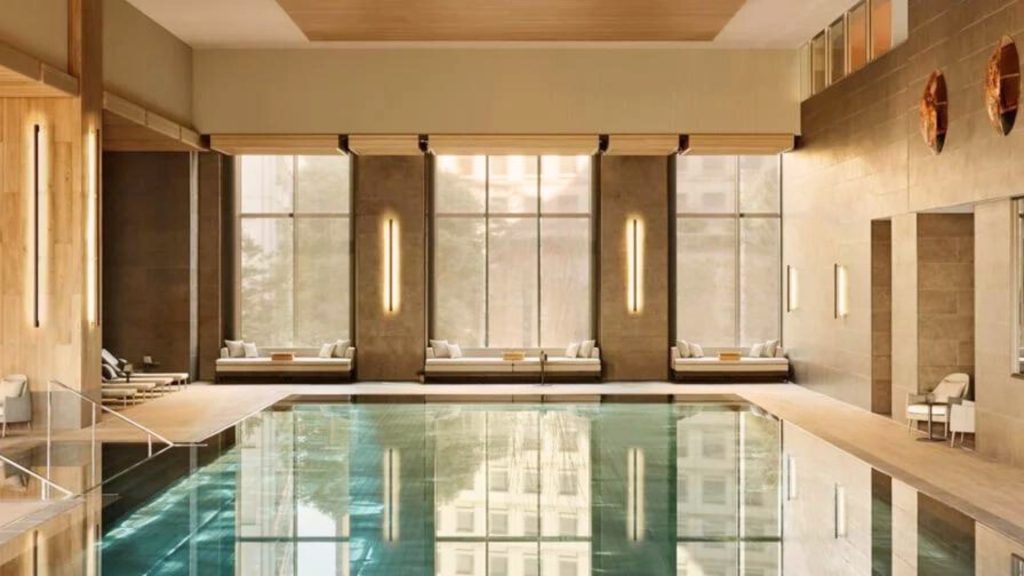 Piscina interior en el lujoso hotel Janu Tokio.