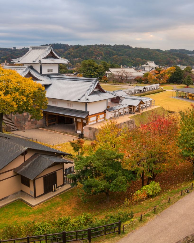 Vista de la ciudad de Kanazawa con edificios históricos y jardines.