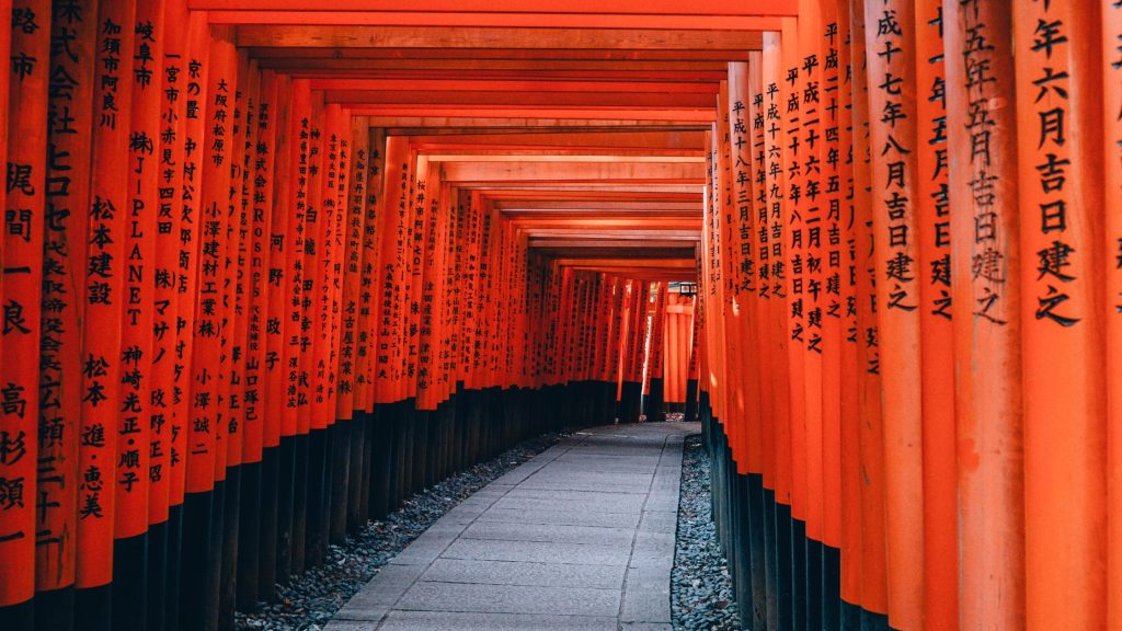 Túnel de torii rojos en el santuario Fushimi Inari en Kioto.