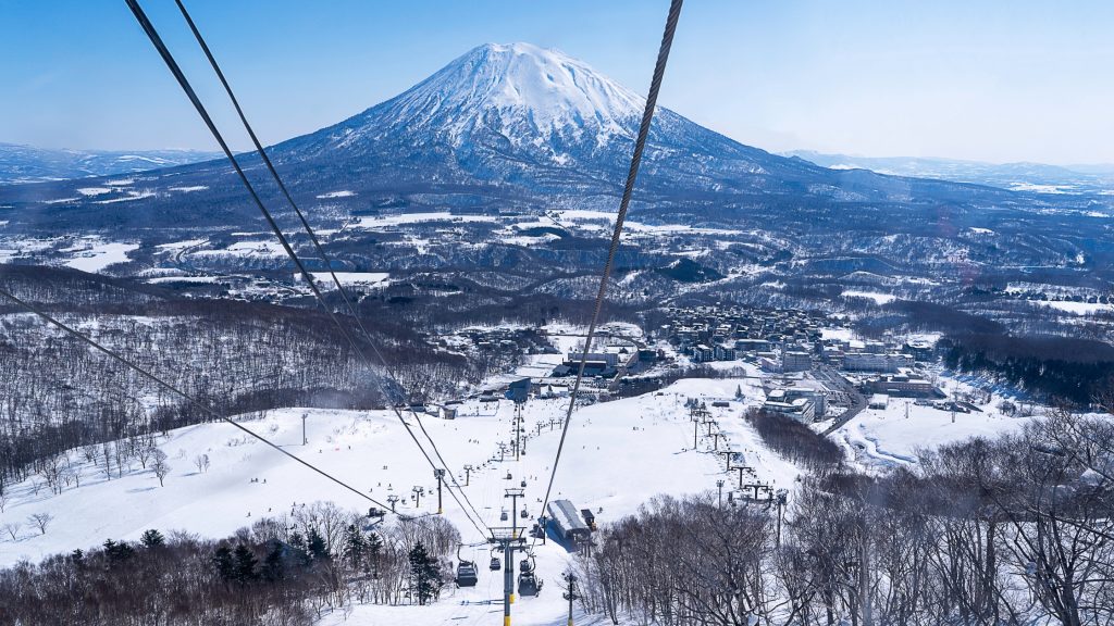 Vista panorámica de una estación de esquí en Niseko con el monte Yotei al fondo.