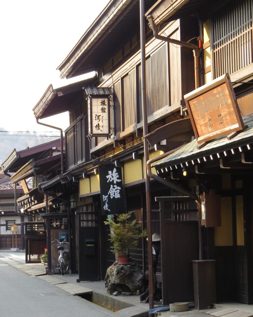 Calle de edificios tradicionales en Takayama, Japón.