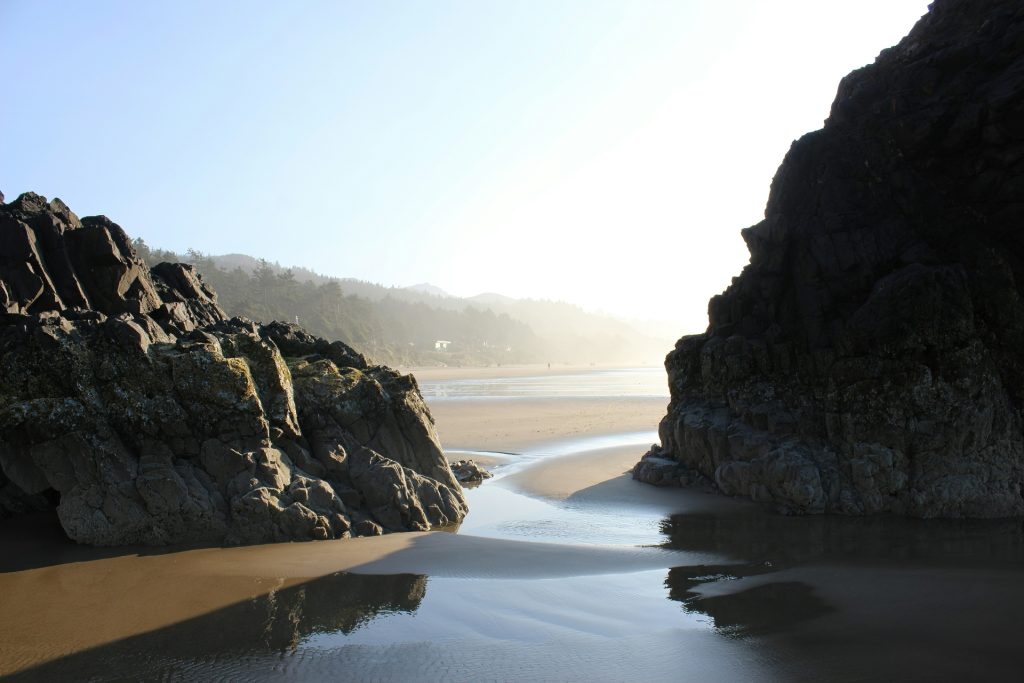 Playa rocosa con acantilados y agua en la Ruta del Pacífico.