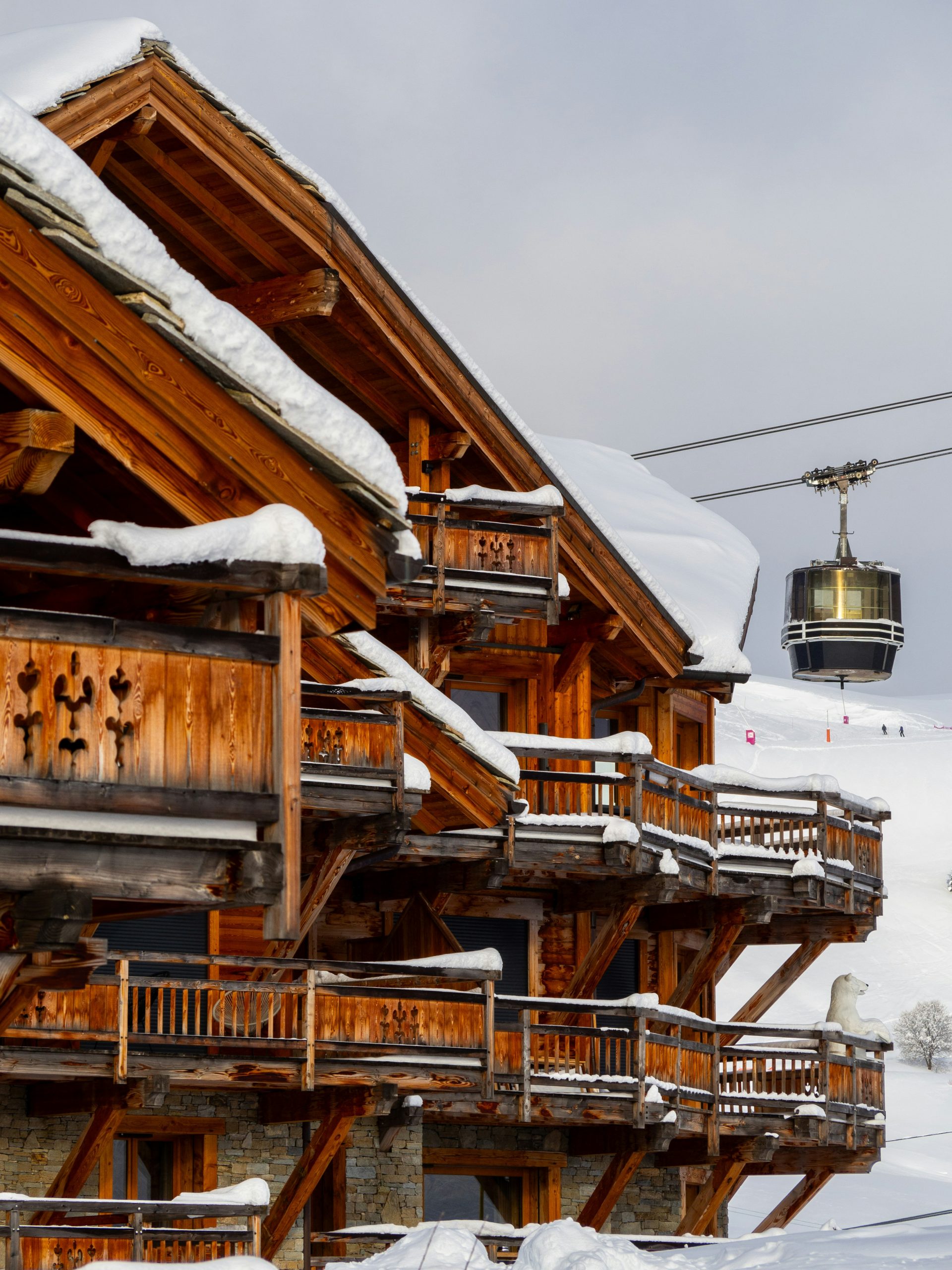 Chalet de lujo en Courchevel, Alpes franceses, rodeado de nieve.