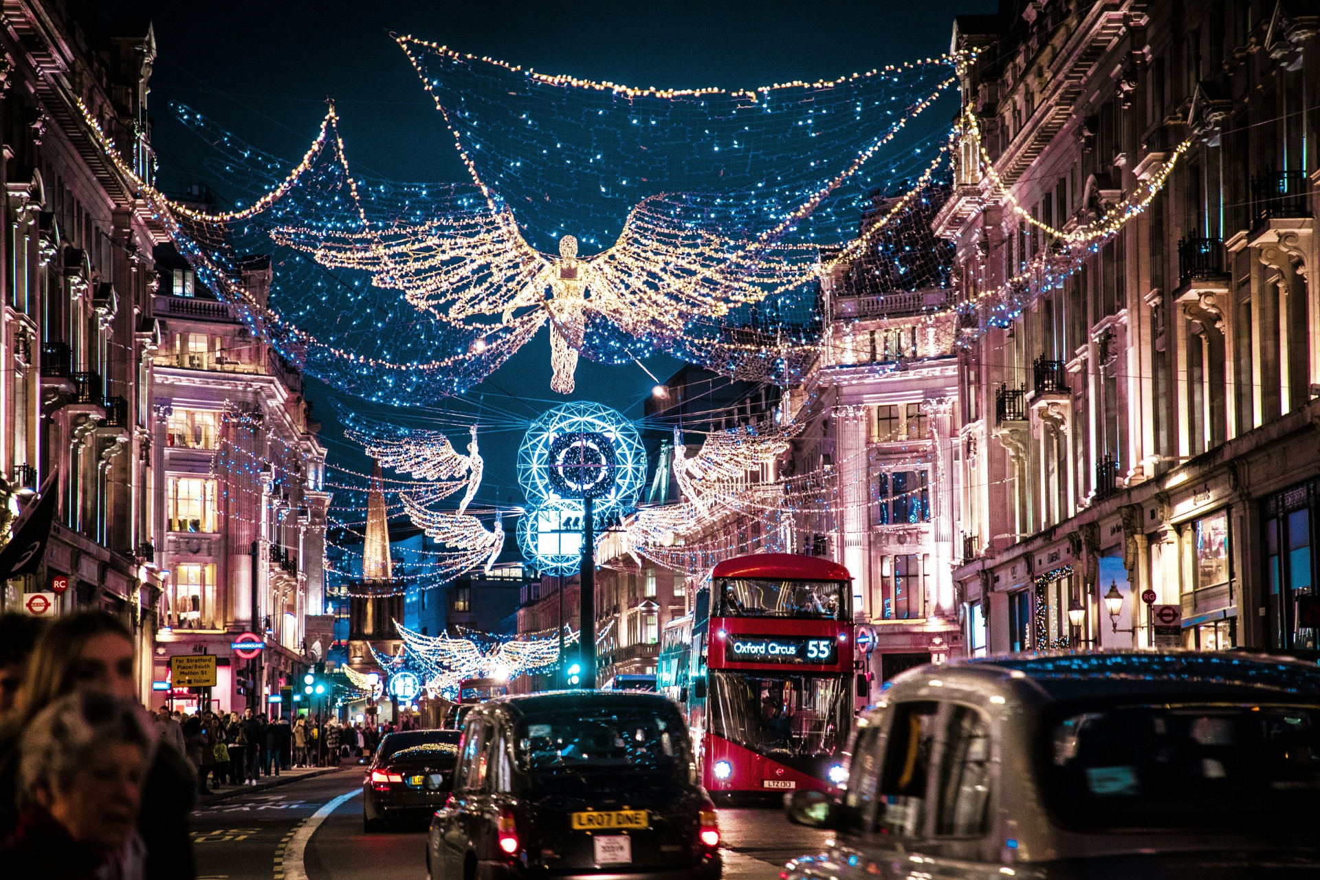 Luces navideñas en Oxford Street, Londres, durante las fiestas de Navidad.