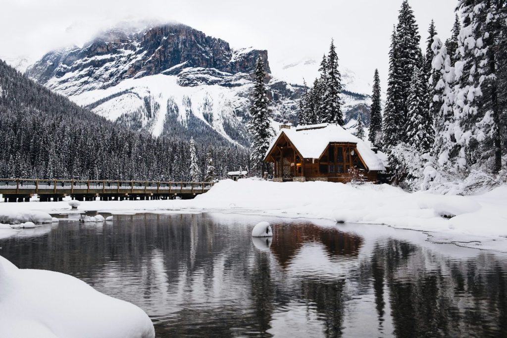 Montañas nevadas y un chalet en un paisaje alpino invernal.