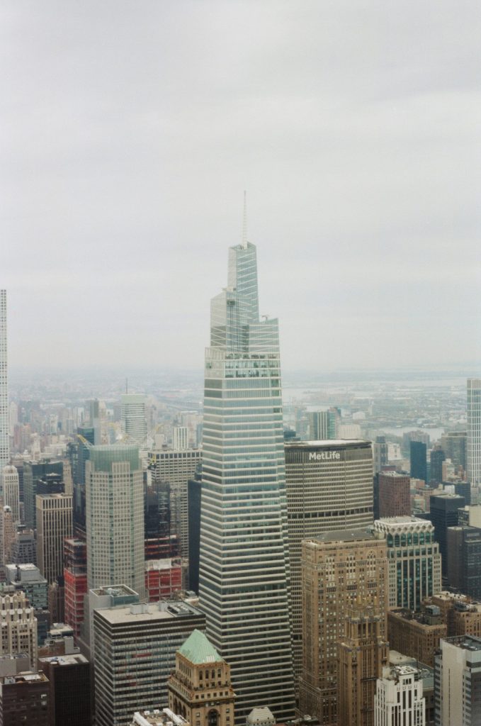 Vista aérea de Manhattan con sus rascacielos y el ambiente navideño de la ciudad.