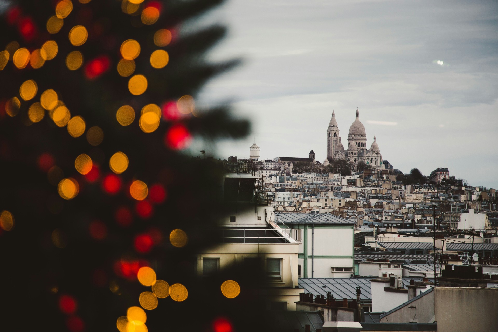 Árbol de Navidad en París con la Basílica del Sacré Cœur de fondo.