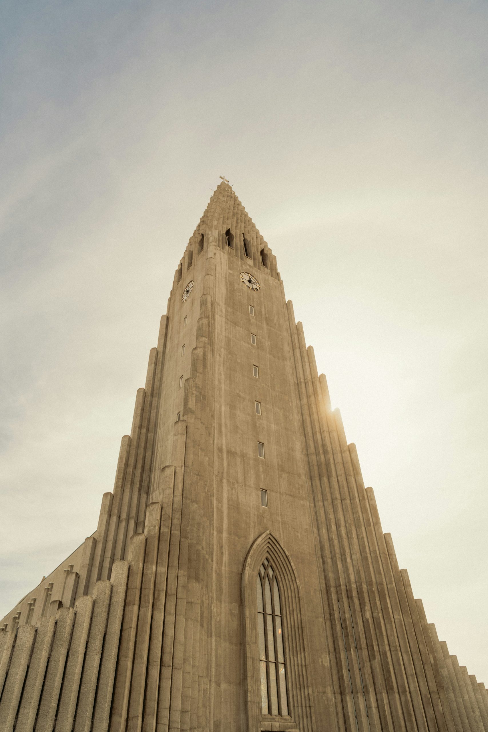 Iglesia de Hallgrímskirkja en Reykjavik, Islandia, durante el invierno.