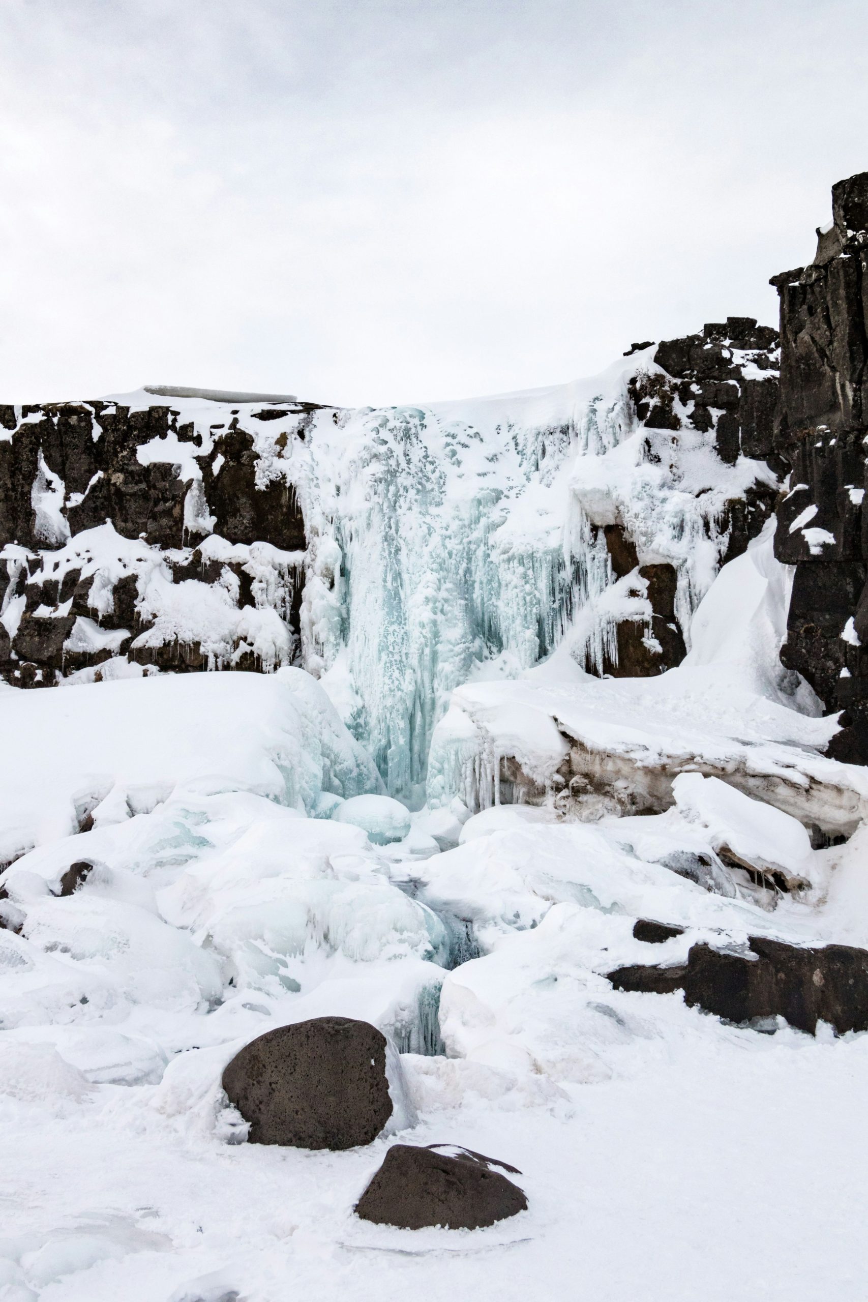 Cascada congelada en Reykjavik, Islandia, durante el invierno.