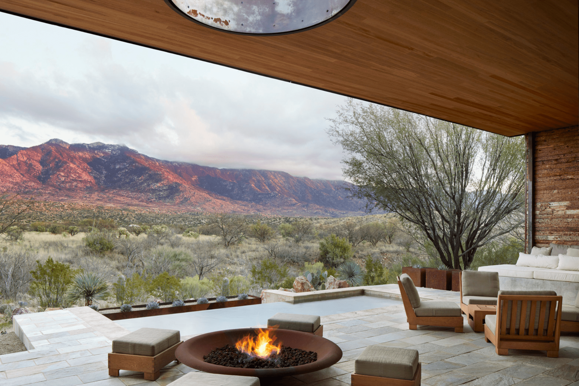 Piscina con vistas al desierto y montañas en Miraval Arizona Resort & Spa, Estados Unidos.