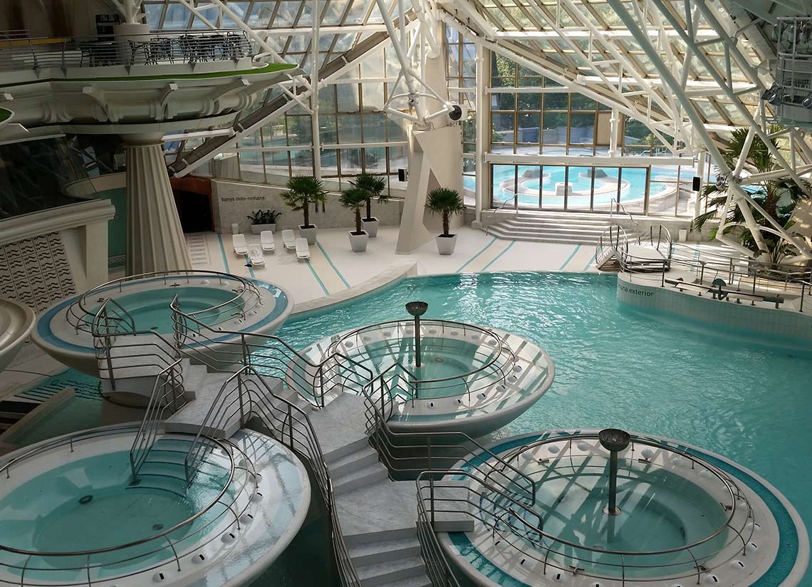 Centro termal Caldea en Andorra, con piscinas interiores modernas y zonas de relajación.