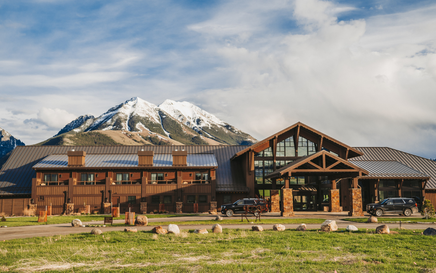 Fachada del Sage Lodge Spa con montañas nevadas al fondo, Montana, Estados Unidos