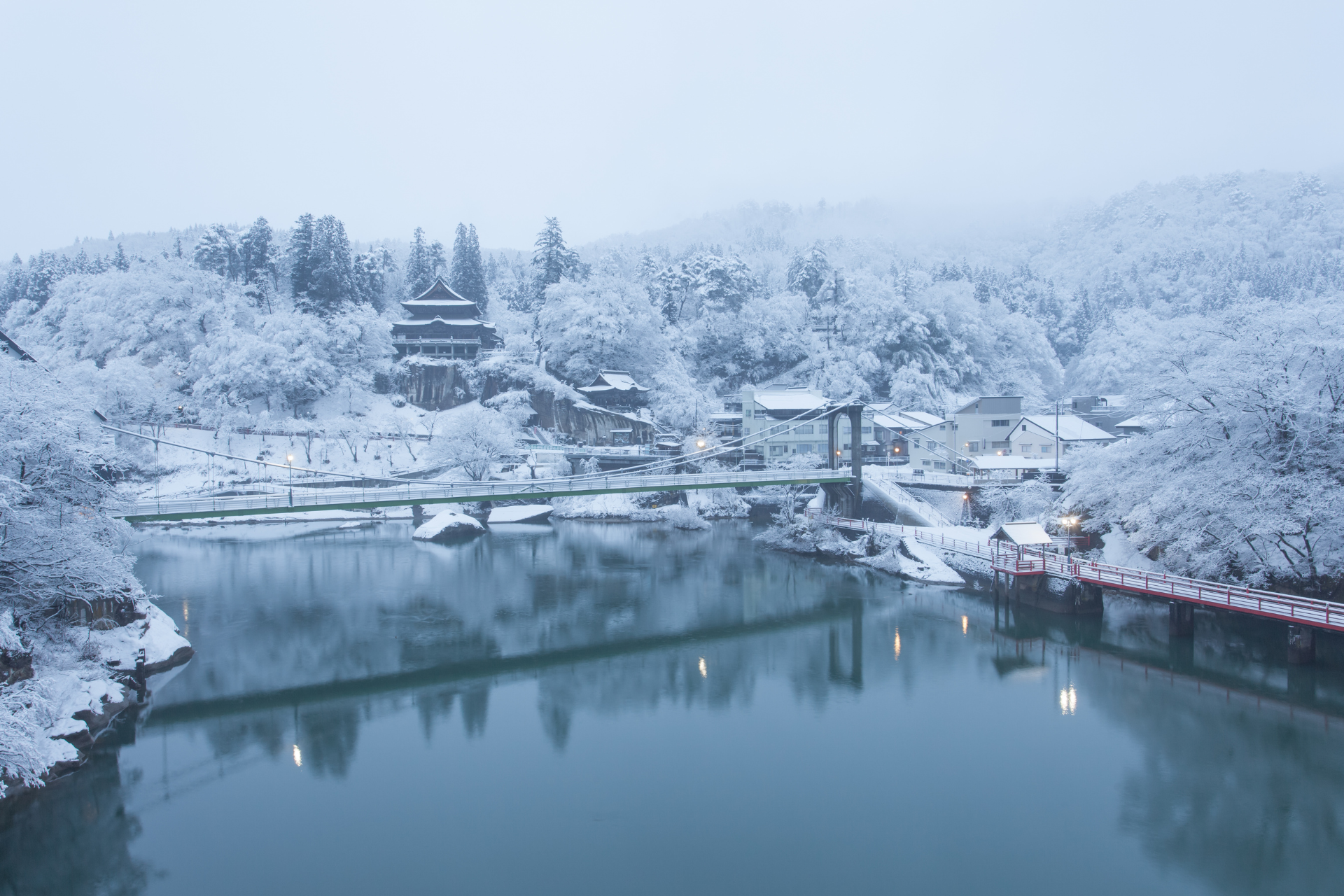 Paisaje invernal en Japón con templos cubiertos de nieve.