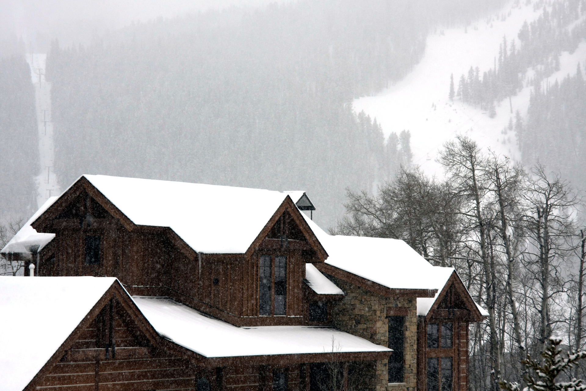 Pueblo de montaña en los Pirineos rodeado de nieve.