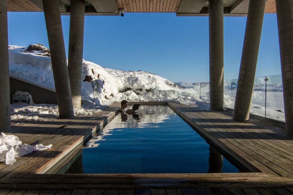 Spa al aire libre en un entorno nevado.