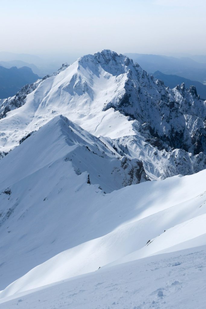Sendero nevado en las montañas durante el invierno.
