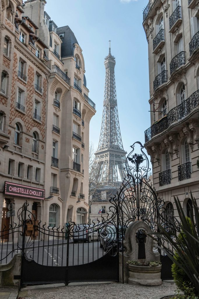 La Torre Eiffel rodeada de edificios históricos en París.