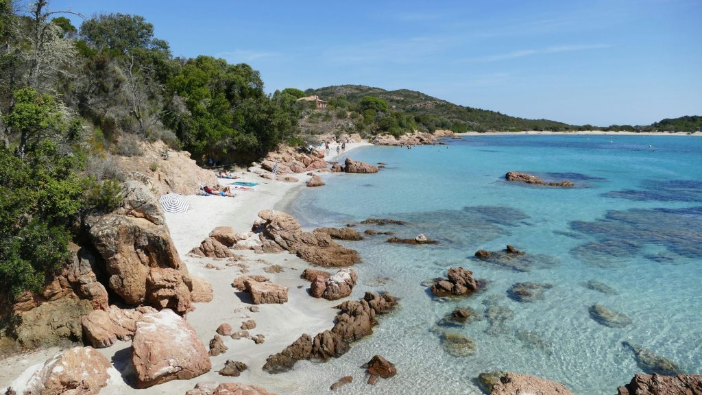 Playa de arena blanca y aguas tranquilas en Saleccia, Córcega.