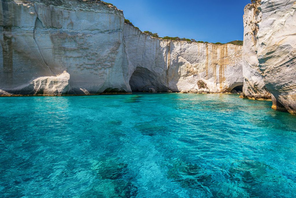 Formaciones rocosas blancas y aguas turquesas en Kleftiko, Milos.