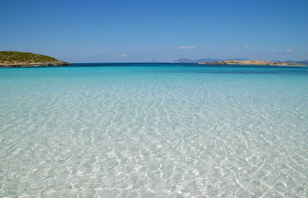 Playa de Ses Illetes con arena clara y aguas transparentes en Formentera.