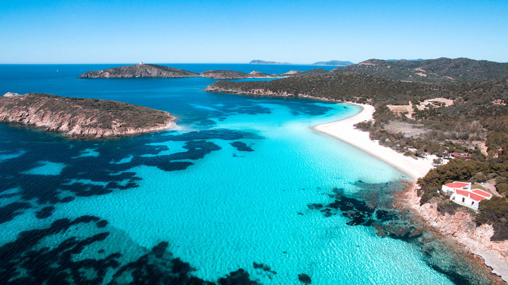 Panorámica de Spiaggia di Tuerredda con aguas azul celeste en Cerdeña.