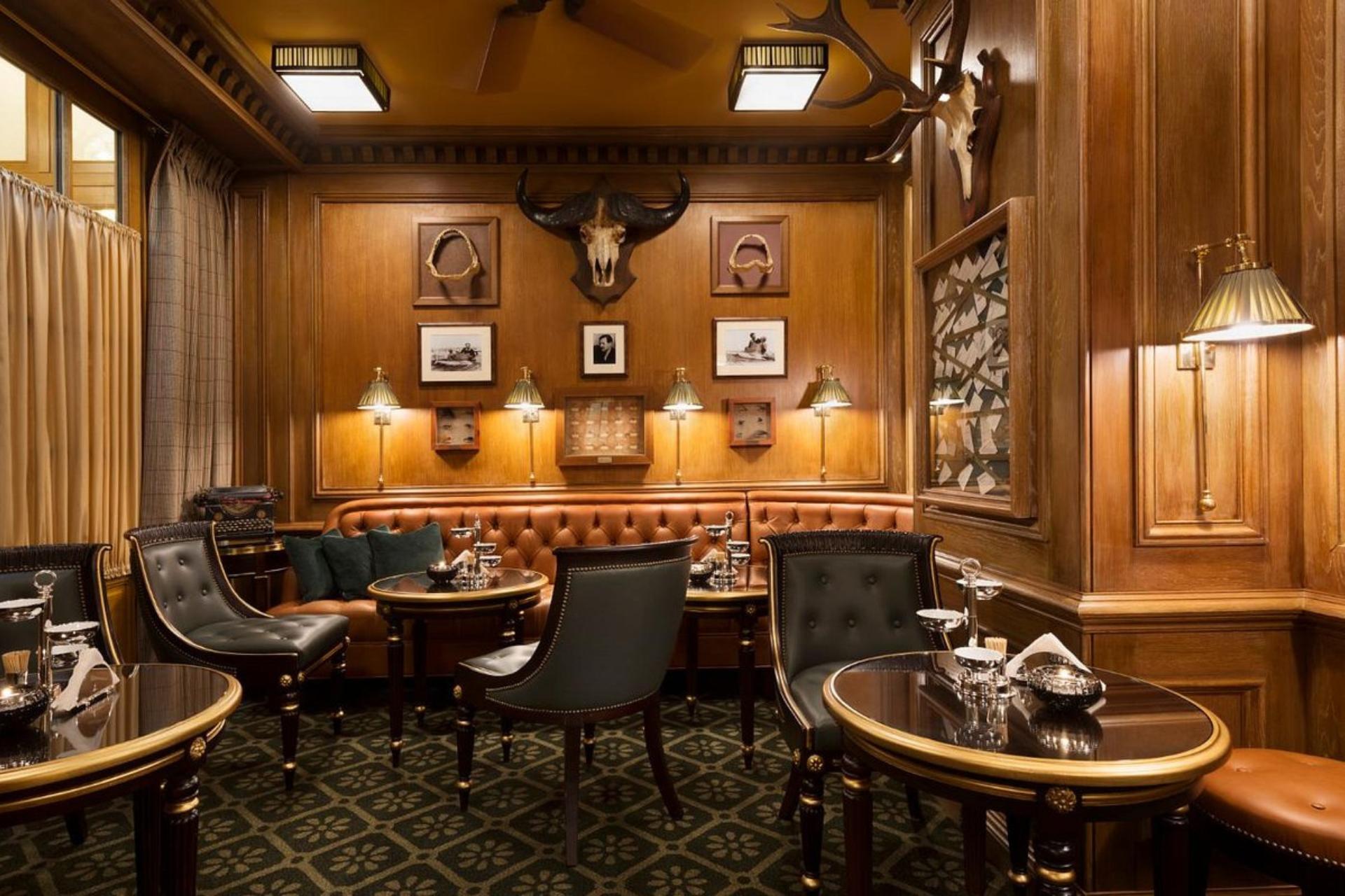 Restaurante parisino con ambiente clásico, inspiradora para los textos de Hemingway.