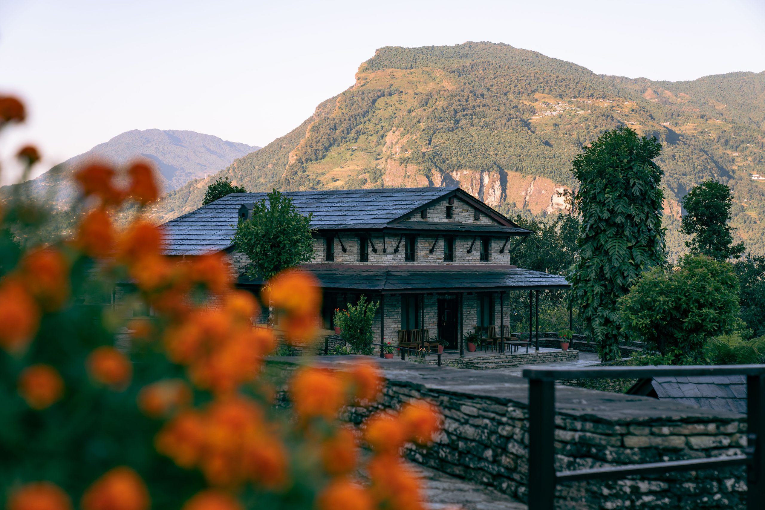 Interior de un Mountain Lodge en Nepal con vistas a las montañas del Himalaya.