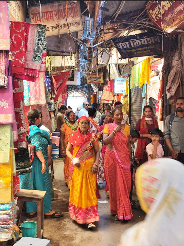 Mercado local en India con comercios tradicionales y ambiente cotidiano.