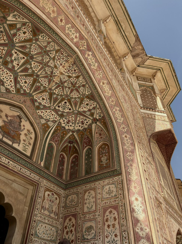 Detalle arquitectónico del Amber Fort en Jaipur, uno de los monumentos históricos más importantes de Rajastán, India.