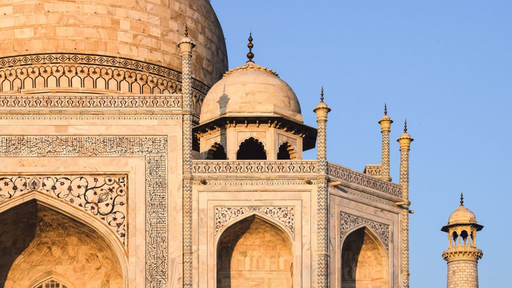 Detalle arquitectónico del Taj Mahal en Agra, uno de los monumentos más emblemáticos y visitados de la India.
