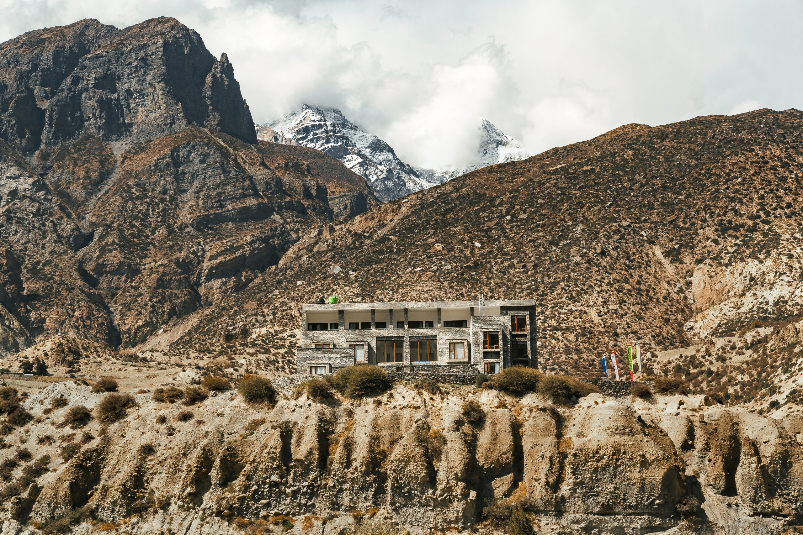 Habitación de Mountain Lodges of Nepal con vistas al Himalaya.