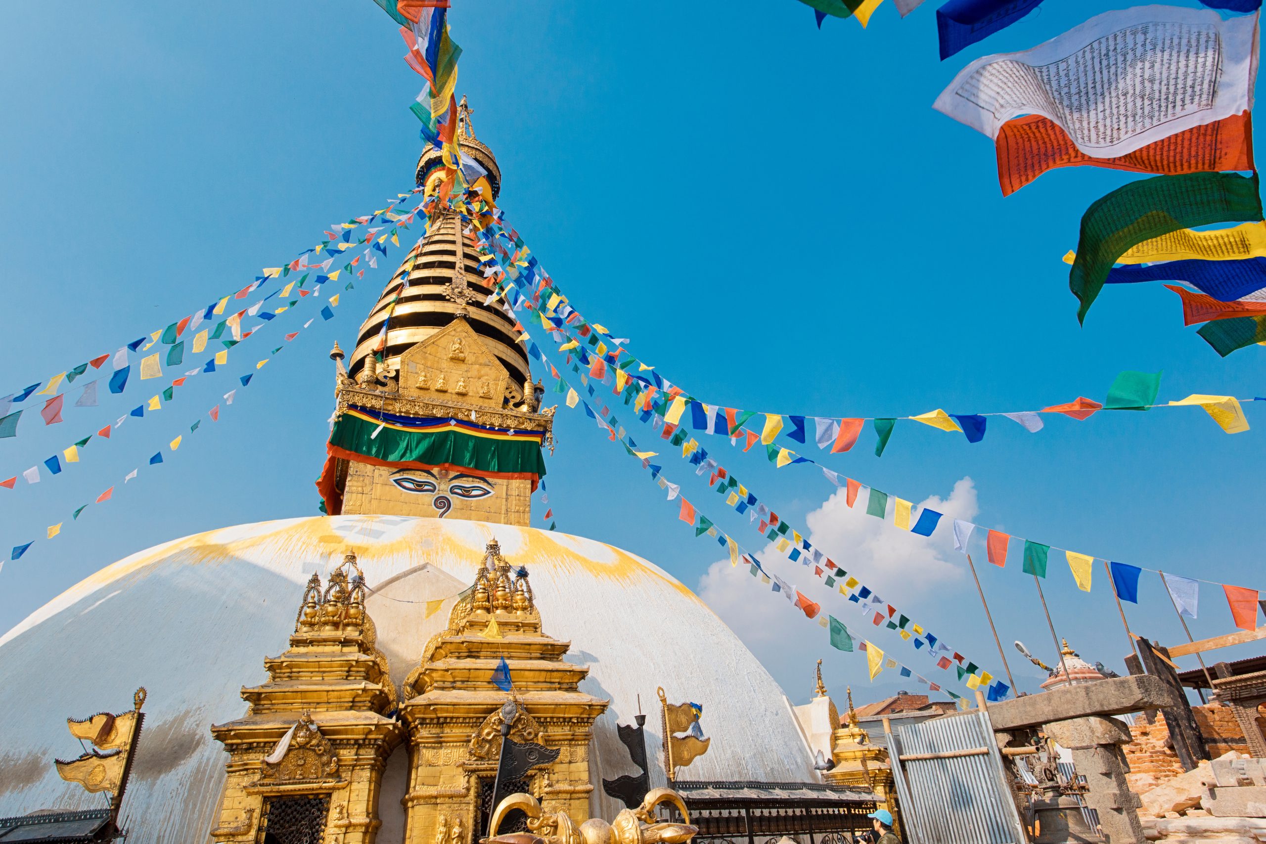 Swayambhunath en Katmandú con banderas de oración, uno de los templos budistas más importantes de Nepal.