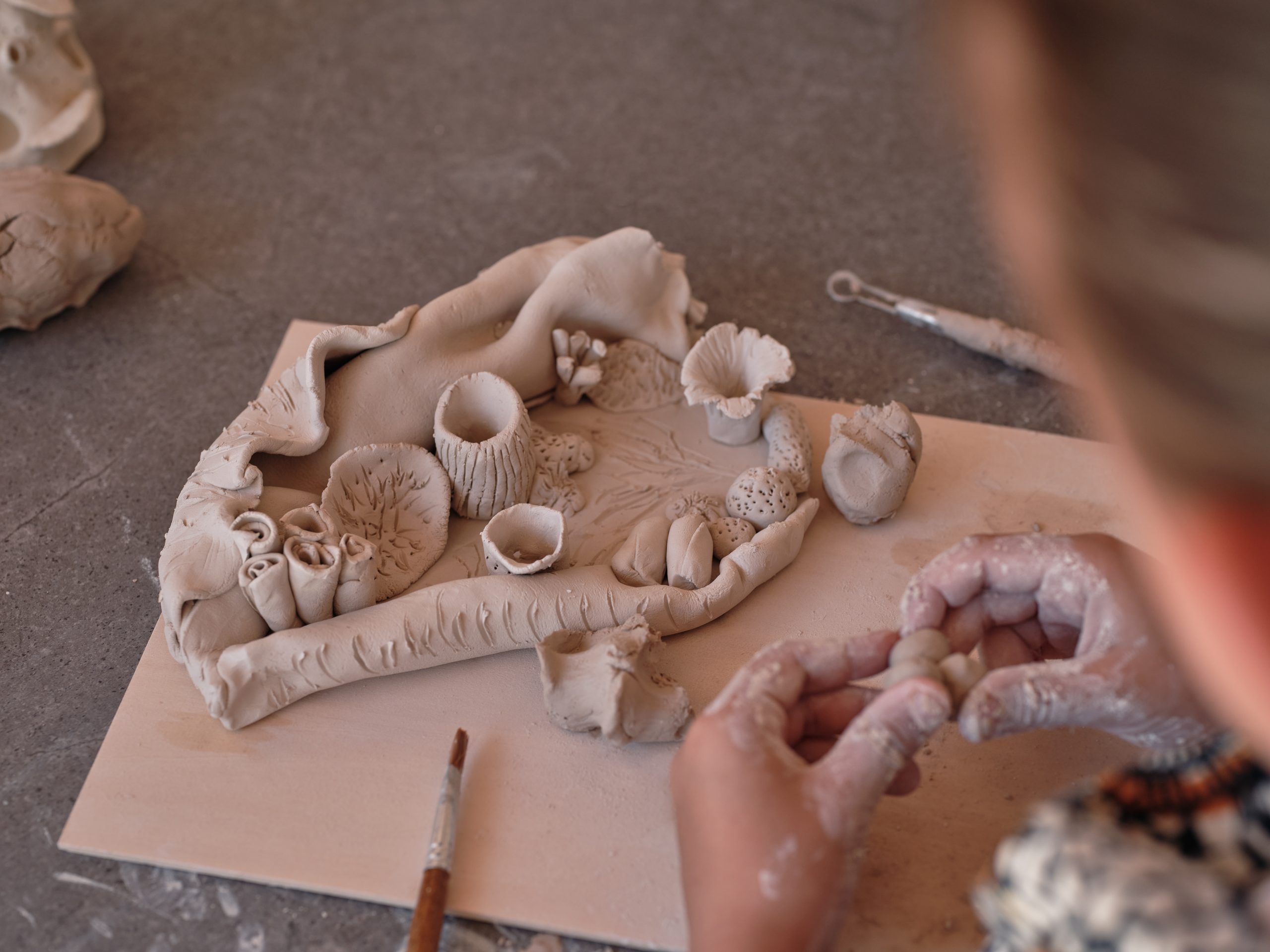 Niños realizando un taller de manualidades durante unas vacaciones en familia en las Maldivas.