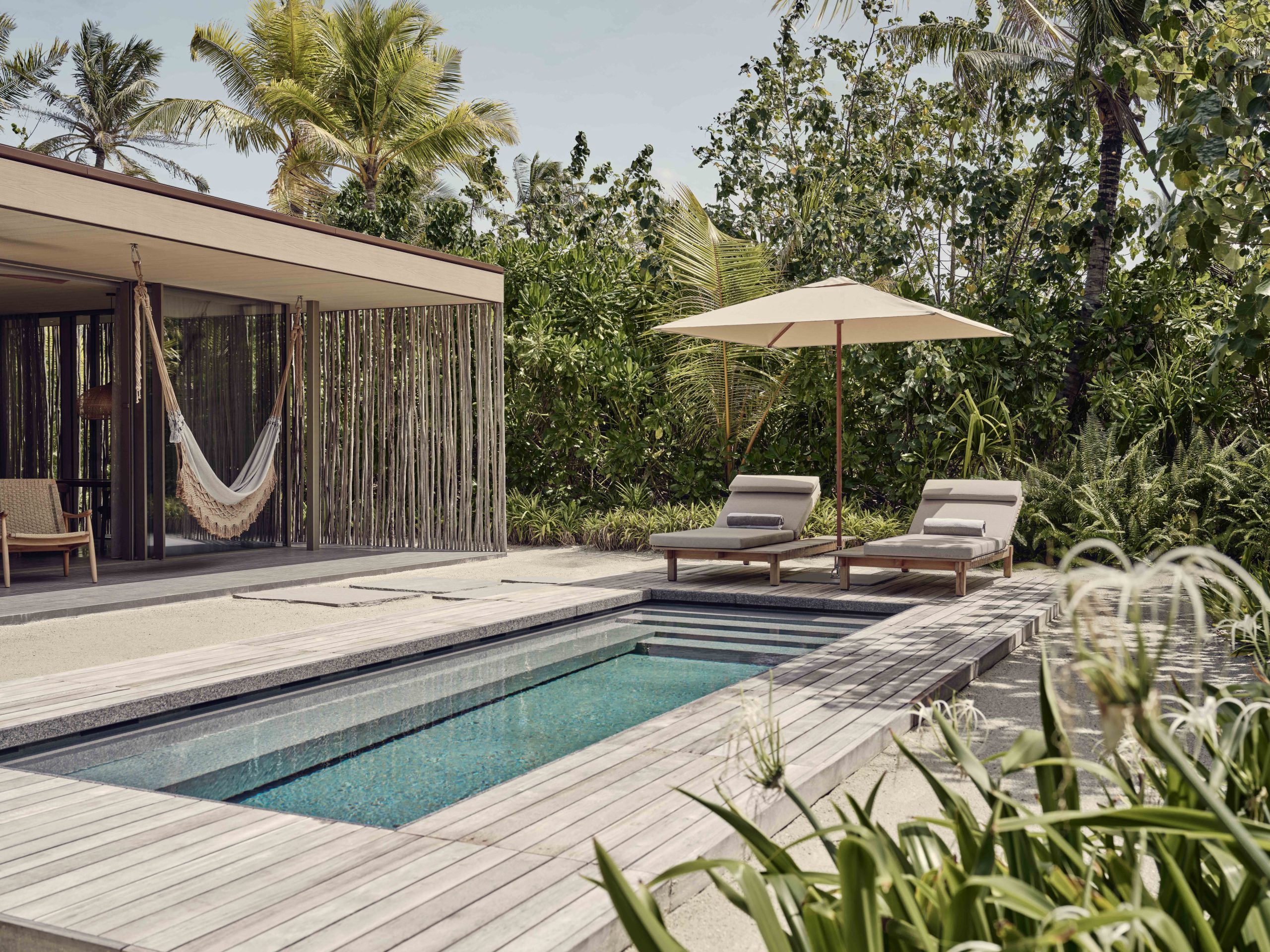 Villa con piscina privada en un resort de lujo para familias en las Maldivas.